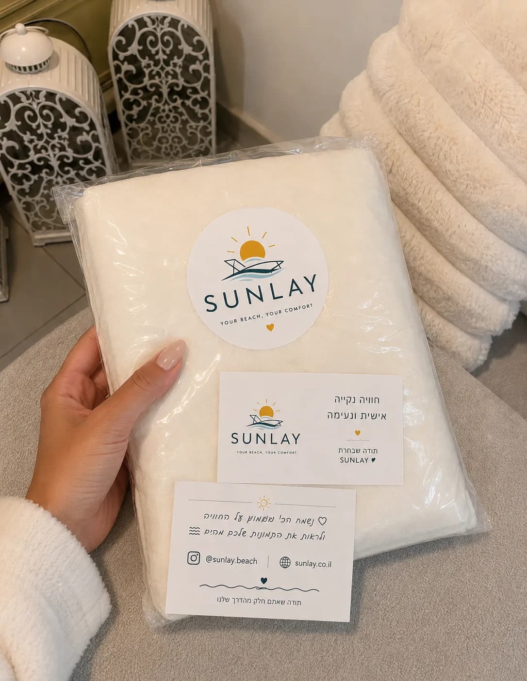 אריזת SUNLAY אישית עם מדבקת המותג